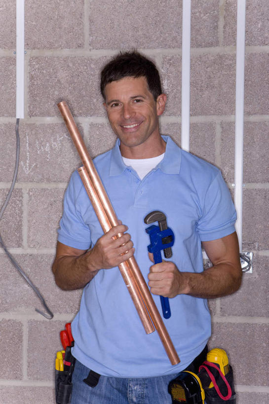 西方人,一个人,机修工,站,笑,微笑,露齿笑,竖图,室内,白天,正面,欧洲,欧洲人,仅一个男性,仅一个人,仅一个中年男性,握,服装,工具,管子,墙,拿,拿着,注视,休闲装,管道,墙壁,墙面,工人,一个,衣服,蓝色,观察,看,站着,休闲,休闲服,握着,服饰,单个,观看,扳手,察看,关注,水泥管,扳头,男人,男性,中年男性,白种人,机械师,机修工人,站立,半身,彩图