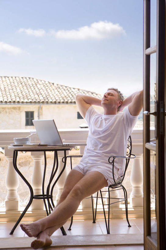 西方人,一个人,家,栏杆,露台,坐,举,交叉,竖图,室外,白天,正面,电脑,笔记本电脑,门,阳台,桌面,桌子,椅子,欧洲,欧洲人,仅一个男性,仅一个人,仅一个中年男性,阴影,服装,光线,网络,木制,影子,陶瓷,房屋,屋子,云,云朵,围栏,陶瓷制品,云彩,休闲装,光脚,通讯设备,护栏,楼房,住宅,衣服,蓝色,白云,蓝天,天空,阳光,木制品,容器,门框,碗,天,靠,靠着,托,休闲,赤脚,休闲服,搭,服饰,晴朗,储藏,一台,无线,储存,搭着,通信设备,无线网络,无线上网,便携式电脑,相交,交集,手提电脑,男人,男性,中年男性,白种人,晴空,举起,举手,举着,抬头,向上举,向上伸,向上托,仰头,坐着,彩图,全身,房子,露天阳台,贮存