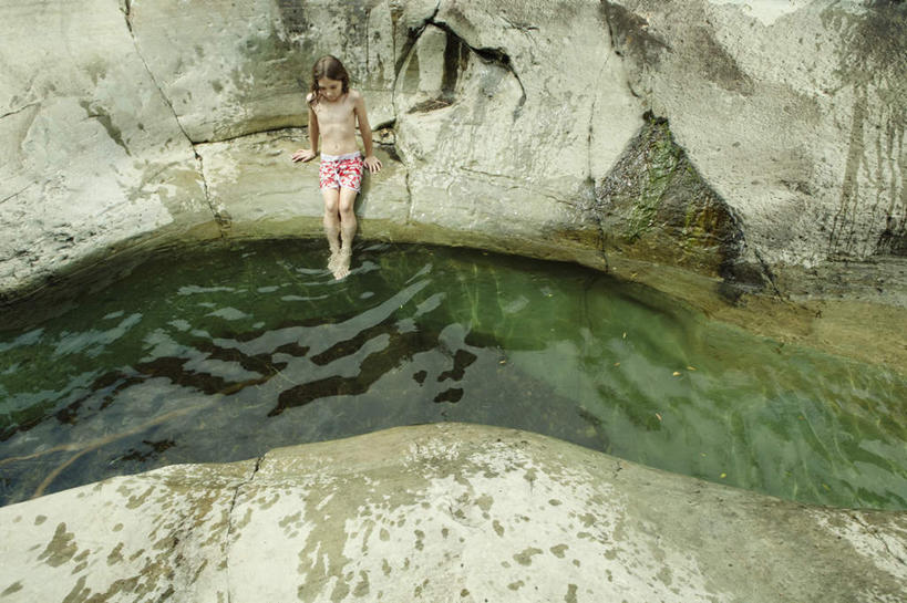 西方人,儿童,一个人,站,横图,俯视,室外,白天,纯洁,河流,石头,水,欧洲,欧洲人,仅一个女性,仅一个人,撑,阴影,服装,光线,石子,影子,河水,水流,注视,休闲装,小孩,衣服,小溪,阳光,溪水,观察,看,靠,靠着,站着,仅一个小孩,休闲,休闲服,可爱,童年,童趣,服饰,观看,察看,撑着,关注,童真,烂漫,无邪,天真,女孩,女人,女性,白种人,孩子,石块,岩石,站立,彩图,高角度拍摄,全身,女生