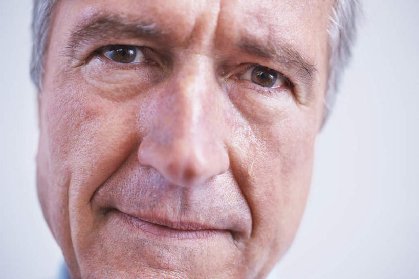 西方人,脸,头,脸颊,一个人,商务人士,商务男性,横图,室内,特写,白天,正面,衬衫,欧洲,欧洲人,仅一个男性,仅一个人,套装,墙,注视,墙壁,墙面,观察,看,仅一个老年男性,观看,察看,关注,商务装,工薪阶层,老年男性,男人,男性,白种人,头部,脸部,脸蛋,面部,白领,上班族,半身,彩图,衬衣