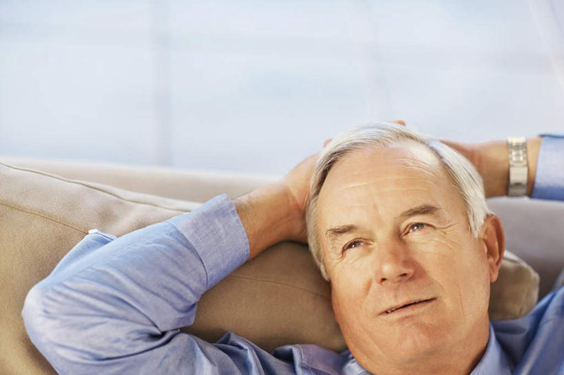 西方人,脸,头,脸颊,手,头发,一个人,商务人士,商务男性,客厅,坐,举,笑,微笑,横图,室内,特写,白天,正面,衬衫,窗户,靠垫,落地窗,沙发,欧洲,欧洲人,双手,仅一个男性,仅一个人,一条,套装,朦胧,模糊,时间,时钟,手表,靠枕,计时,注视,肩膀,玻璃窗,灰色,垫子,枕头,钟表,观察,看,靠,靠着,托,仅一个老年男性,手部,表,搭,观看,腕表,察看,起居室,搭着,关注,商务装,布艺沙发,工薪阶层,客堂,老年男性,男人,男性,白种人,头部,直发,脸部,脸蛋,面部,白领,上班族,钟,举起,举手,举着,向上举,向上伸,向上托,坐着,半身,彩图,衬衣,短发