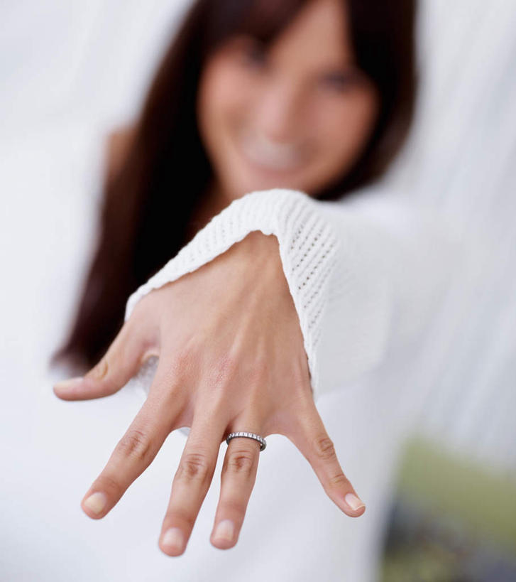 西方人,一个人,站,笑,微笑,露齿笑,竖图,室内,白天,正面,爱情,窗帘,欧洲,欧洲人,仅一个女性,仅一个人,服装,朦胧,模糊,装饰,浪漫,注视,休闲装,装饰品,一个,衣服,白色,帘子,戒指,饰品,首饰,观察,看,站着,仅一个中年女性,休闲,休闲服,遮阳,恩爱,服饰,单个,观看,华丽,修饰,信物,点缀,察看,张开五指,权利,关注,衬托,美观,雅致,雅观,手饰,女人,女性,中年女性,白种人,站立,半身,彩图,五指张开