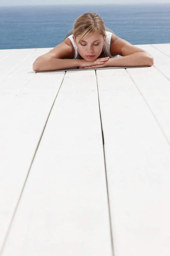 西方人,一个人,闭眼,睡,竖图,室外,白天,正面,泳装,比基尼,海浪,海洋,地板,欧洲,欧洲人,仅一个年轻女性,仅一个女性,仅一个人,木板,浪花,水平线,桥,辽阔,地面,木桥,海平线,木地板,栈桥,白色,海水,趴着,广阔,人行桥,木板桥,一望无际,海景,无边无际,一马平川,年轻女性,女人,女性,白种人,大海,风浪,海,海水的波动,近岸浪,涌浪,闭眼睛,闭着眼,闭着眼睛,困,困觉,趴,寝息,睡觉,半身,彩图,三点式,泳衣,水天相接,水天一线