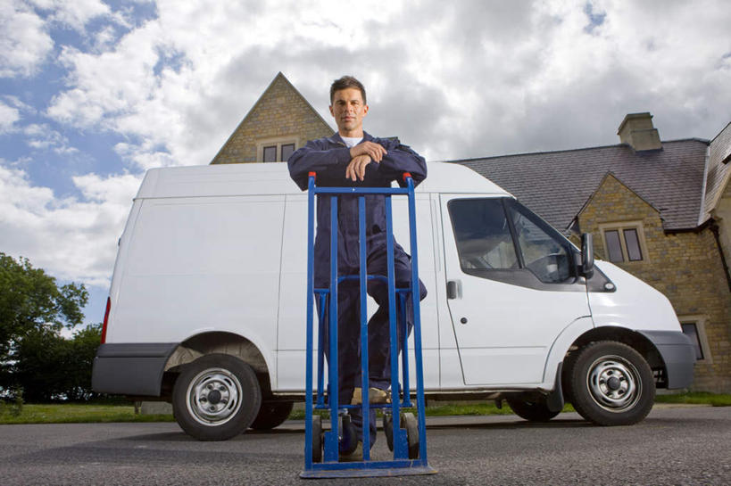 西方人,一个人,家,站,笑,微笑,横图,室外,白天,仰视,窗户,汽车,欧洲,欧洲人,仅一个男性,仅一个人,仅一个中年男性,撑,阴影,服装,光线,影子,房屋,屋子,云,云朵,面包车,云彩,注视,休闲装,楼房,玻璃窗,住宅,车,衣服,蓝色,白云,蓝天,天空,阳光,车窗,手推车,交通工具,天,观察,看,站着,休闲,休闲服,服饰,行李车,晴朗,观看,察看,撑着,关注,载具,男人,男性,中年男性,白种人,晴空,站立,彩图,低角度拍摄,全身,房子,酒店行李车