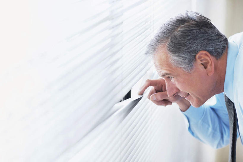 西方人,一个人,商务人士,商务男性,站,笑,微笑,横图,俯视,室内,白天,衬衫,窗户,欧洲,欧洲人,仅一个男性,仅一个人,弯腰,阴影,套装,光线,影子,百叶窗,墙,领带,注视,墙壁,墙面,阳光,观察,看,站着,仅一个老年男性,观看,察看,象征,庄重,关注,商务装,身份,工薪阶层,弯身,正式,地位,老年男性,男人,男性,白种人,白领,上班族,站立,半身,彩图,高角度拍摄,衬衣