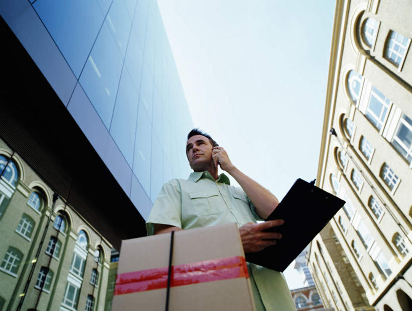 西方人,一个人,栏杆,站,笑,微笑,露齿笑,横图,室外,白天,仰视,道路,路,公路,汽车,欧洲,欧洲人,仅一个男性,仅一个人,仅一个中年男性,许多,阴影,光线,包装,影子,纸箱,墙,围栏,交通,面包车,注视,护栏,墙壁,墙面,车,阳光,容器,箱子,交通工具,扶,观察,看,站着,快递员,观看,察看,扶着,关注,载具,纸板箱,快递,速递,包装箱,男人,男性,中年男性,白种人,马路,站立,半身,彩图,低角度拍摄