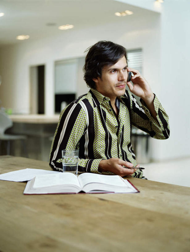 西方人,一个人,商务人士,商务男性,客厅,坐,打电话,竖图,室内,白天,正面,衬衫,天花板,桌面,桌子,电话,手机,书籍,照明,欧洲,欧洲人,仅一个男性,仅一个人,仅一个中年男性,握,套装,材料,档案,文件,纸,办公桌,灯光,拿,拿着,注视,通讯设备,顶灯,灯,手稿,资料,灯具,观察,看,握着,观看,证明,照亮,察看,起居室,照明设备,关注,文档,商务装,工薪阶层,客堂,交流,男人,男性,中年男性,白种人,白领,上班族,书,图书,沟通,通话,坐着,半身,彩图,衬衣