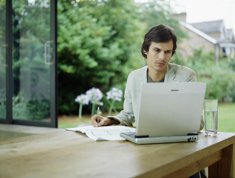 西方人,一个人,商务人士,商务男性,坐,横图,室内,白天,正面,衬衫,电脑,笔记本电脑,草地,草坪,水,植物,窗户,桌面,桌子,杯子,欧洲,欧洲人,仅一个男性,仅一个人,仅一个中年男性,敲打,套装,网络,材料,档案,文件,液体,纸,办公桌,注视,输入,通讯设备,饮用水,玻璃窗,玻璃制品,草,树,树木,绿色,自然,手稿,水杯,资料,矿泉水,打字,观察,看,生长,成长,观看,点击,敲击,证明,察看,无线,关注,文档,通信设备,商务装,无线网络,无线上网,便携式电脑,工薪阶层,蒸馏水,按键,手提电脑,男人,男性,中年男性,白种人,白领,上班族,玻璃杯,坐着,半身,彩图,衬衣