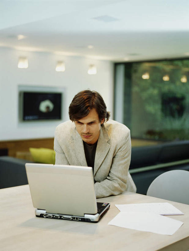 西方人,一个人,商务人士,商务男性,客厅,坐,双手交叉,竖图,室内,白天,正面,衬衫,电脑,笔记本电脑,柜子,沙发,天花板,桌面,桌子,电视,照明,欧洲,欧洲人,仅一个男性,仅一个人,仅一个中年男性,套装,环保,网络,木制,材料,档案,文件,纸,灯光,注视,通讯设备,顶灯,灯,绿色,木制品,手稿,资料,橱柜,灯具,液晶电视,观察,看,清晰,轻薄,能源,观看,证明,照亮,回收,资源,察看,无线,起居室,双手抱胸,照明设备,关注,彩电,文档,通信设备,商务装,无线网络,布艺沙发,无线上网,便携式电脑,利用,工薪阶层,便携,低碳,循环,彩色电视机,持续,客堂,手提电脑,男人,男性,中年男性,白种人,白领,上班族,电视机,坐着,半身,彩图,衬衣,高清