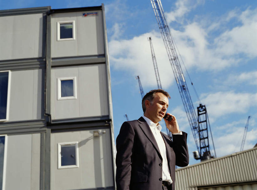 西方人,一个人,商务人士,商务男性,家,走,打电话,横图,室外,白天,仰视,衬衫,技术,窗户,建筑,电话,手机,欧洲,欧洲人,仅一个男性,仅一个人,仅一个中年男性,握,阴影,套装,光线,影子,房屋,屋子,云,云朵,拿,云彩,拿着,注视,设备,通讯设备,楼房,玻璃窗,住宅,吊车,施工,蓝色,白云,蓝天,天空,阳光,交通工具,天,观察,看,机械,起重机,握着,晴朗,观看,工程,察看,关注,载具,商务装,工薪阶层,工作车,施工车,汽车吊,交流,男人,男性,中年男性,白种人,白领,上班族,晴空,步行,沟通,散步,通话,走路,半身,彩图,低角度拍摄,衬衣,房子