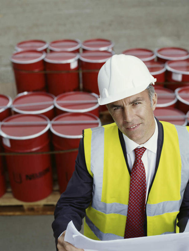 西方人,一个人,商务人士,商务男性,站,笑,微笑,竖图,俯视,室外,白天,工作服,衬衫,制服,帽子,欧洲,欧洲人,仅一个男性,仅一个人,仅一个中年男性,一排,许多,握,套装,整齐,桶,头盔,图纸,领带,设计图,地面,拿,拿着,注视,排列,黄色,红色,白色,安全帽,容器,观察,看,站着,握着,观看,储藏,察看,象征,庄重,储存,队列,关注,商务装,身份,工程图,草图,蓝图,工薪阶层,正式,地位,工作制服,男人,男性,中年男性,白种人,白领,上班族,设计,站立,半身,彩图,高角度拍摄,衬衣,工作套服,安全服,反光背心,反光服,反光衣,贮存,油桶