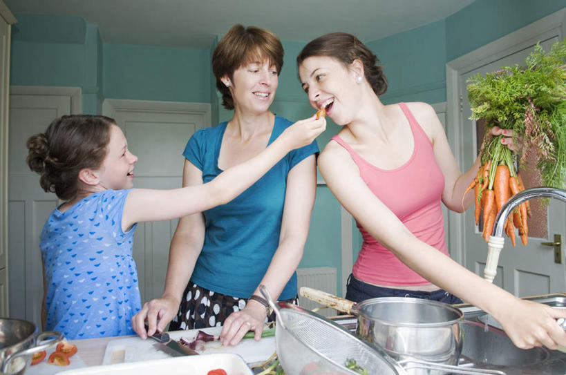 西方人,儿童,中年人,三个人,家庭,母亲,女儿,站,笑,微笑,露齿笑,横图,室内,白天,正面,T恤衫,烹饪,纯洁,竞争,厨房,天花板,桌面,桌子,萝卜,胡萝卜,蔬菜,厨具,金属制品,欧洲,欧洲人,对抗,喂食,握,服装,新鲜,冲突,金属,背心,锅子,水槽,水龙头,墙,食品,案板,刀具,拿,T恤,拿着,注视,休闲装,破坏,水斗,锅,开关,墙壁,墙面,砧板,食物,小孩,衣服,红色,蓝色,刀,打开,观察,看,站着,休闲,温暖,温馨,母女,一家人,休闲服,武器,可爱,母爱,童年,童趣,战争,握着,服饰,有机食品,绿色食品,锅具,观看,损坏,阀门,和睦,察看,攻击,开启,威胁,对立,关注,矛盾,兵器,防御,童真,烂漫,无邪,烹饪用具,敌对,挫败,斗争,抗拒,抗衡,凶器,杀伤,威慑,水咀,天真,危险,女孩,女人,女性,中年女性,白种人,孩子,烹调用具,红萝卜,甘荀,烹调,清洗,洗涤,站立,半身,彩图,灶间,厨房料理台,融洽,匕首,女生,料理台