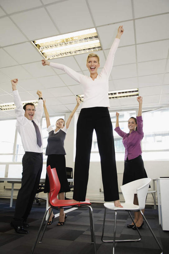 西方人,四个人,同事,商务人士,商务男性,商务女性,办公室,站,伸展双臂,笑,微笑,露齿笑,竖图,室内,白天,仰视,衬衫,兴奋,成功,合作,团队,集体,信心,天花板,桌子,椅子,照明,欧洲,欧洲人,套装,欢呼,办公桌,灯光,大喊,注视,队伍,顶灯,灯,会议椅,灯具,观察,看,站着,观看,办公椅,照亮,察看,领导,喊叫,照明设备,成就,关注,商务装,合伙,领袖,工薪阶层,商务椅,培训椅,男人,男性,年轻女性,女人,女性,中年男性,白种人,白领,上班族,敞开双臂,伸开双臂,展开双肩,站立,张开手臂,张开双臂,彩图,低角度拍摄,全身,衬衣