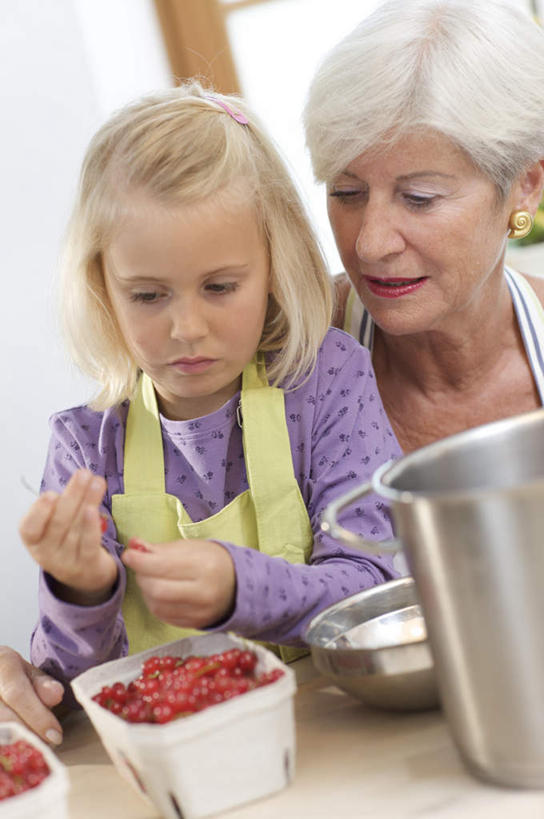 西方人,儿童,老年人,头发,两个人,家庭,祖母,坐,抱,笑,微笑,竖图,室内,白天,正面,烹饪,纯洁,厨房,窗户,桌面,桌子,浆果,厨具,水果,金属制品,欧洲,欧洲人,许多,服装,新鲜,金属,锅子,围裙,生食,食品,果实,注视,休闲装,锅,玻璃窗,食物,小孩,衣服,红色,紫色,白色,观察,看,休闲,温暖,温馨,一家人,休闲服,金色,可爱,童年,童趣,服饰,有机食品,绿色食品,奶奶,锅具,抱着,观看,祖孙,曼越桔,蔓越橘,小红莓,和睦,察看,搂着,关注,童真,烂漫,无邪,烹饪用具,外婆,外孙女,外祖母,酸莓,天真,老年女性,女孩,女人,女性,白种人,孩子,孙女,烹调用具,搂,搂抱,烹调,坐着,半身,彩图,灶间,厨房料理台,融洽,女生,料理台