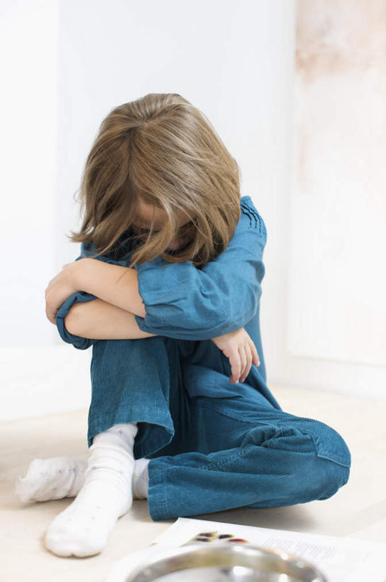 西方人,儿童,一个人,坐,双手交叉,竖图,室内,白天,正面,纯洁,地板,欧洲,欧洲人,仅一个女性,仅一个人,服装,生气,墙,棕色,地面,休闲装,袜子,木地板,墙壁,墙面,小孩,衣服,蓝色,白色,低头,趴着,仅一个小孩,休闲,休闲服,可爱,童年,童趣,愤怒,服饰,恼怒,双手抱胸,愤慨,怒气,气愤,发怒,怒火,情绪,脾气,童真,烂漫,无邪,忿怒,怨恨,强烈,垂头,气忿,愤恨,肝火,激动,天真,女孩,女人,女性,白种人,孩子,长发,屈膝,趴,坐着,彩图,全身,女生