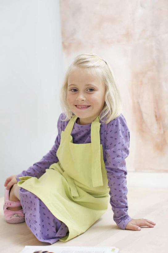 西方人,儿童,一个人,坐,笑,微笑,露齿笑,竖图,室内,白天,正面,纯洁,窗帘,地板,欧洲,欧洲人,仅一个女性,仅一个人,撑,服装,装饰,围裙,墙,地面,注视,休闲装,木地板,墙壁,墙面,小孩,衣服,绿色,紫色,帘子,观察,看,仅一个小孩,休闲,休闲服,金色,遮阳,可爱,童年,童趣,服饰,观看,华丽,修饰,点缀,察看,撑着,关注,童真,烂漫,无邪,衬托,美观,雅致,雅观,天真,女孩,女人,女性,白种人,孩子,长发,坐着,彩图,全身,女生