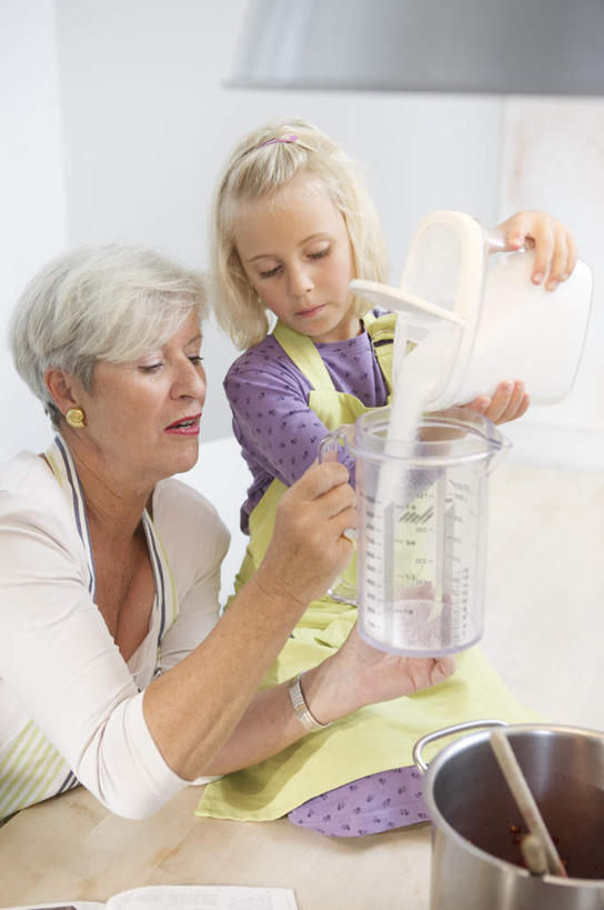 西方人,儿童,老年人,两个人,家庭,祖母,站,笑,微笑,竖图,室内,白天,正面,烹饪,纯洁,餐桌,厨房,生活用品,桌面,桌子,厨具,金属制品,欧洲,欧洲人,握,服装,医学,测量,金属,锅子,器材,围裙,温度计,刻度,墙,拿,拿着,注视,休闲装,锅,墙壁,墙面,玻璃制品,小孩,衣服,体温计,观察,看,站着,休闲,温暖,温馨,一家人,休闲服,可爱,童年,童趣,握着,服饰,奶奶,餐台,锅具,观看,祖孙,快速,温度,和睦,察看,感冒,医疗,准确,体温,关注,精度,精准,发烧,水银温度计,童真,烂漫,无邪,烹饪用具,流感,物理,水银体温计,外婆,外孙女,外祖母,水银柱,缩口,玻璃体温计,玻璃温度计,医用温度计,天真,老年女性,女孩,女人,女性,白种人,孩子,孙女,烹调用具,烹调,站立,半身,彩图,灶间,融洽,女生