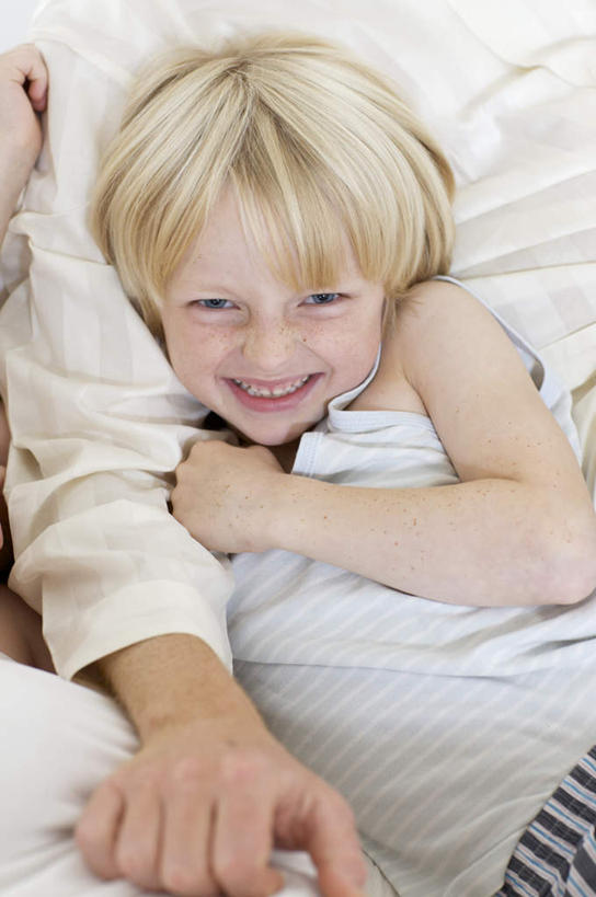 西方人,儿童,中年人,两个人,家庭,父亲,儿子,躺,抱,笑,微笑,露齿笑,竖图,俯视,室内,白天,纯洁,床,卧室,欧洲,欧洲人,睡衣,双人床,床单,注视,被子,小孩,观察,看,温暖,温馨,父子,一家人,父爱,可爱,童年,童趣,抱着,观看,和睦,察看,被单,搂着,关注,童真,烂漫,无邪,寝衣,卧着,天真,男孩,男人,男性,中年男性,白种人,孩子,搂,搂抱,躺着,卧,半身,彩图,高角度拍摄,睡房,卧房,融洽,男生