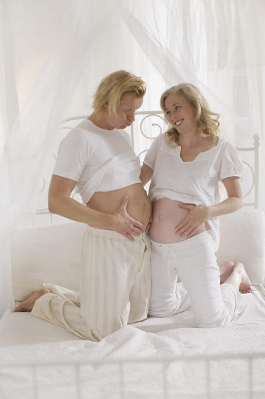 西方人,孕妇,头发,两个人,夫妻,跪,笑,摸,微笑,露齿笑,竖图,室内,白天,正面,爱情,窗户,窗帘,床,卧室,欧洲,欧洲人,抚摸,睡衣,装饰,双人床,床单,浪漫,注视,被子,玻璃窗,白色,帘子,观察,看,怀孕,金色,遮阳,恩爱,恋人,观看,华丽,修饰,点缀,察看,被单,待产,关注,衬托,美观,雅致,雅观,妊娠,准妈妈,男人,男性,女人,女性,中年男性,中年女性,白种人,夫妇,情侣,产妇,触摸,跪着,接触,彩图,全身,睡房,卧房,伴侣