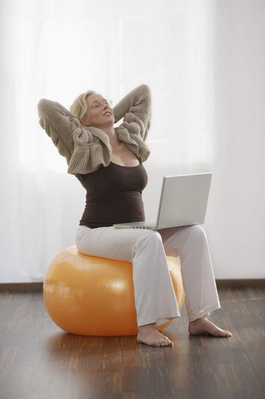 西方人,孕妇,一个人,坐,闭眼,竖图,室内,白天,正面,电脑,笔记本电脑,窗户,窗帘,地板,吊带,欧洲,欧洲人,仅一个女性,仅一个人,服装,装饰,网络,地面,吊带衫,光脚,通讯设备,木地板,一个,衣服,黄色,白色,黑色,帘子,仅一个中年女性,赤脚,怀孕,金色,遮阳,健身球,服饰,单个,摆放,瑜伽球,华丽,修饰,盘发,点缀,双手抱头,无线,待产,衣着,穿着,通信设备,无线网络,无线上网,便携式电脑,衬托,美观,雅致,雅观,妊娠,准妈妈,衣饰,手提电脑,女人,女性,中年女性,白种人,产妇,闭眼睛,闭着眼,闭着眼睛,坐着,彩图,全身