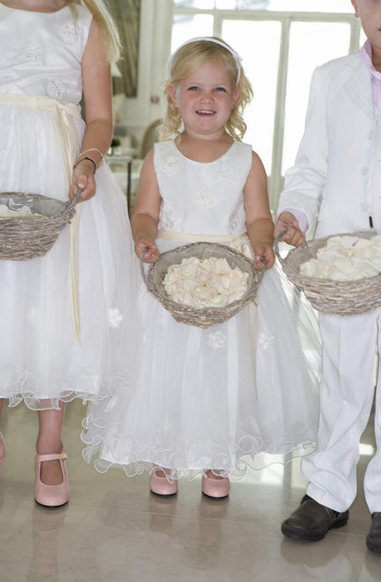 西方人,儿童,三个人,家庭,兄弟,姐妹,站,捧,笑,交叉,微笑,竖图,室内,白天,正面,衬衫,裙子,纯洁,窗户,竹子,欧洲,欧洲人,一堆,一排,许多,堆叠,堆积,竹制,连衣裙,整齐,盛开,编织,篮子,地面,花蕾,注视,玻璃窗,花,花瓣,花朵,鲜花,排列,小孩,白色,竹篮,花苞,花蕊,观察,看,站着,温暖,温馨,一家人,可爱,童年,童趣,观看,竹条,堆,交织,和睦,察看,竹制品,队列,关注,花童,童真,烂漫,无邪,穿插,小傧相,天真,男孩,男人,男性,女孩,女人,女性,白种人,端,端着,捧着,手捧,站立,半身,彩图,衬衣,融洽,男生,女生