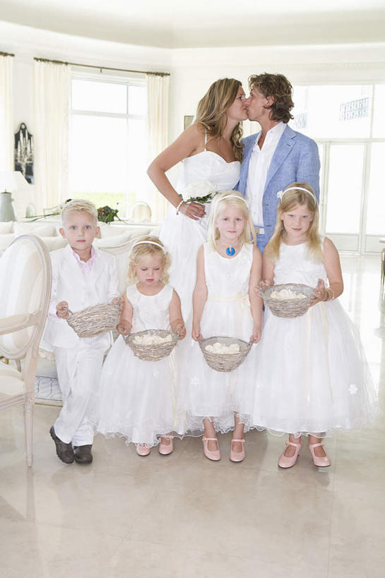 西方人,儿童,中年人,家庭,夫妻,母亲,父亲,女儿,儿子,新娘,新郎,站,捧,笑,吻,微笑,竖图,室内,白天,正面,婚纱,西装,爱情,婚礼,快乐,纯洁,窗户,地板,沙发,天花板,欧洲,欧洲人,套装,头纱,正装,庆祝,盛开,捧花,手捧花,地面,许多人,结婚,浪漫,花蕾,注视,手叉腰,木地板,玻璃窗,花,花瓣,花朵,鲜花,小孩,蓝色,花束,花苞,花蕊,叉腰,观察,看,站着,一群人,温暖,温馨,喜庆,父女,父子,母女,母子,一家人,恩爱,父爱,可爱,母爱,童年,童趣,恋人,戒枕,观看,纪念,和睦,察看,关注,花童,布艺沙发,童真,烂漫,无邪,小傧相,婚礼捧花,天真,男孩,男人,男性,女孩,女人,女性,中年男性,中年女性,白种人,孩子,夫妇,情侣,端,端着,接吻,捧着,亲,亲吻,亲嘴,手捧,站立,彩图,全身,婚礼服,礼服,高兴,婚礼头纱,伴侣,融洽,男生,女生