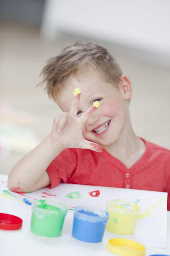 西方人,儿童,一个人,坐,笑,微笑,露齿笑,竖图,室内,白天,正面,绘画,纯洁,餐桌,桌面,桌子,椅子,欧洲,欧洲人,仅一个男性,仅一个人,握,服装,朦胧,模糊,艺术,墙,地面,拿,拿着,注视,休闲装,墙壁,墙面,小孩,衣服,红色,蓝色,绿色,观察,看,仅一个小孩,休闲,休闲服,可爱,童年,童趣,握着,服饰,餐台,观看,颜料,美术,察看,关注,童真,烂漫,无邪,天真,男孩,男人,男性,白种人,孩子,坐着,半身,彩图,丙烯颜料,男生