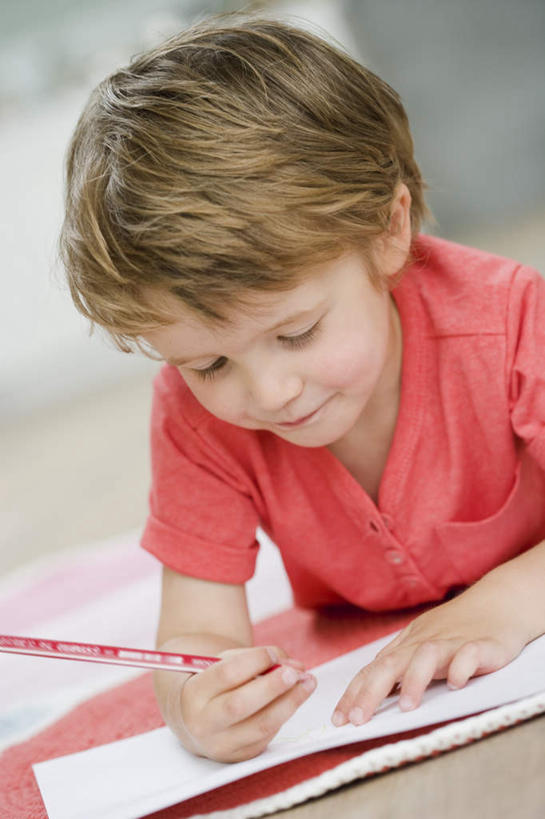 西方人,儿童,一个人,笑,微笑,竖图,室内,白天,正面,纯洁,地板,欧洲,欧洲人,仅一个男性,仅一个人,握,服装,笔,纸,棕色,办公用品,纸张,地面,拿,拿着,注视,休闲装,木地板,水笔,文具,小孩,衣服,红色,学习用品,观察,看,趴着,仅一个小孩,休闲,休闲服,可爱,童年,童趣,握着,服饰,观看,文具用品,察看,关注,童真,烂漫,无邪,天真,男孩,男人,男性,白种人,孩子,画纸,画画,趴,半身,彩图,铅画纸,素描纸,短发,男生