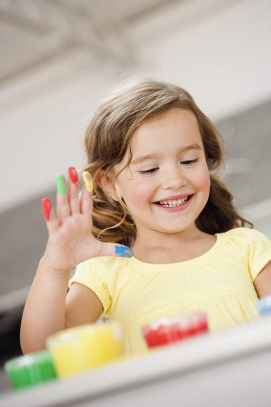 西方人,儿童,一个人,坐,笑,微笑,露齿笑,竖图,室内,白天,仰视,T恤衫,绘画,纯洁,地板,桌面,桌子,欧洲,欧洲人,仅一个女性,仅一个人,握,服装,朦胧,模糊,艺术,墙,棕色,地面,拿,T恤,拿着,注视,休闲装,木地板,墙壁,墙面,小孩,衣服,黄色,红色,绿色,观察,看,仅一个小孩,休闲,休闲服,可爱,童年,童趣,握着,服饰,观看,颜料,美术,察看,关注,童真,烂漫,无邪,天真,女孩,女人,女性,白种人,孩子,卷发,坐着,半身,彩图,低角度拍摄,丙烯颜料,短发,女生