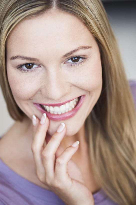 西方人,脸,头,脸颊,手,头发,一个人,站,笑,微笑,露齿笑,竖图,俯视,室内,特写,白天,T恤衫,欧洲,欧洲人,仅一个女性,仅一个人,撑,服装,T恤,托腮,注视,休闲装,衣服,紫色,观察,看,托,站着,仅一个中年女性,休闲,手部,休闲服,金色,服饰,观看,单手,察看,关注,托下巴,女人,女性,中年女性,白种人,头部,长发,脸部,脸蛋,面部,站立,半身,彩图,高角度拍摄