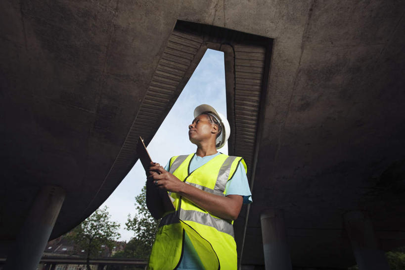 西方人,一个人,工程师,建筑工人,建筑师,站,横图,室外,白天,仰视,工作服,制服,大桥,建筑,立交桥,桥梁,帽子,欧洲,非洲,黑人,欧洲人,仅一个女性,仅一个人,握,阴影,检查,光线,头盔,影子,云,云朵,高架,桥,混凝土,拿,云彩,拿着,注视,黄色,蓝色,白云,蓝天,天空,阳光,安全帽,建筑工地,天,观察,看,站着,仅一个中年女性,握着,晴朗,观看,察看,关注,记录板,修建,记事板,地盘,建筑地盘,施工地盘,修筑,工作制服,女人,女性,中年女性,非洲人,晴空,立体交叉桥,技师,建筑工,建筑设计师,站立,半身,彩图,低角度拍摄,工作套服,工地,安全服,反光背心,反光服,反光衣