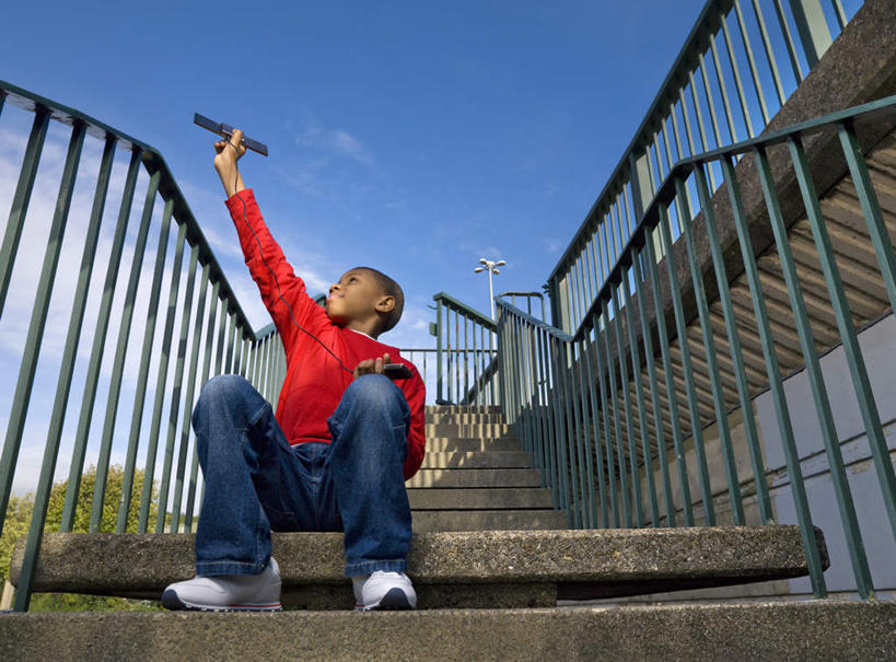 西方人,儿童,一个人,栏杆,坐,举,横图,室外,白天,仰视,游戏,纯洁,草地,草坪,植物,楼梯,飞机,玩具,欧洲,非洲,黑人,欧洲人,仅一个男性,仅一个人,握,阴影,服装,裤子,光线,扶手,影子,阶梯,云,云朵,交通,拿,玩,云彩,拿着,注视,牛仔裤,休闲装,娱乐,航空,护栏,台阶,草,小孩,衣服,红色,蓝色,绿色,白云,蓝天,天空,阳光,模型,交通工具,天,观察,看,托,仅一个小孩,休闲,休闲服,可爱,童年,童趣,益智,握着,运输,服饰,晴朗,观看,活动,察看,客机,发泄,关注,消遣,智力,载具,童真,烂漫,无邪,宣泄,天真,男孩,男人,男性,非洲人,孩子,晴空,举起,举手,举着,玩耍,嬉戏,向上举,向上伸,向上托,坐着,彩图,低角度拍摄,全身,男生