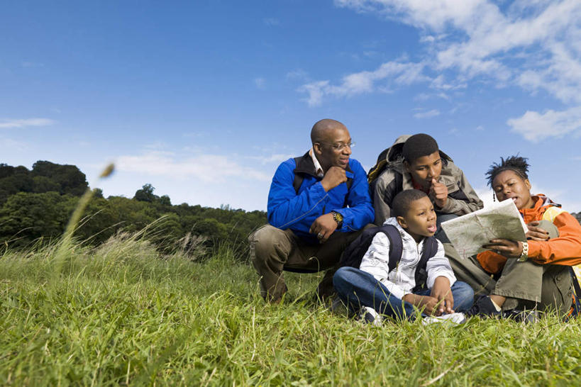 西方人,儿童,中年人,四个人,家庭,夫妻,母亲,父亲,儿子,坐,蹲,笑,盘腿,微笑,横图,室外,白天,正面,爱情,纯洁,草地,草坪,植物,道路,地图,欧洲,欧洲人,握,阴影,服装,光线,信息,包,影子,云,云朵,交通,浪漫,拿,云彩,旅行包,拿着,注视,休闲装,方向,草,树,树木,小孩,衣服,蓝色,绿色,白云,蓝天,天空,阳光,自然,背包,天,观察,看,休闲,温暖,温馨,父子,母子,一家人,休闲服,橙色,恩爱,父爱,可爱,母爱,童年,童趣,握着,恋人,服饰,生长,晴朗,成长,观看,引导,指引,和睦,察看,关注,童真,烂漫,无邪,旅游包,天真,男孩,男人,男性,女人,女性,中年男性,中年女性,白种人,孩子,夫妇,情侣,晴空,蹲着,盘腿而坐,盘膝,盘着腿的,盘着腿坐,双腿交叉,坐着,半身,彩图,伴侣,融洽,导航,双肩包,男生
