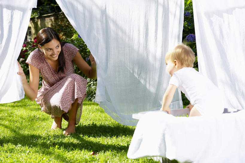 西方人,婴儿,儿童,两个人,家庭,母亲,跪,蹲,笑,微笑,露齿笑,横图,室外,白天,正面,裙子,纯洁,草地,草坪,植物,欧洲,欧洲人,吊挂,晾晒,悬挂,阴影,连衣裙,光线,篮子,影子,床单,挂,注视,草,树,树木,小孩,粉色,绿色,白色,阳光,自然,观察,看,温暖,温馨,一家人,可爱,母爱,童年,童趣,活泼,生长,成长,观看,和睦,察看,便利,存放,关注,载具,宝宝,童真,纯真,烂漫,无邪,快捷,方便,母婴,寄存,寄放,暂存,伶俐,天真,年轻女性,女人,女性,白种人,孩子,年轻人,蹲着,跪着,彩图,全身,草编婴儿篮,婴儿篮,融洽