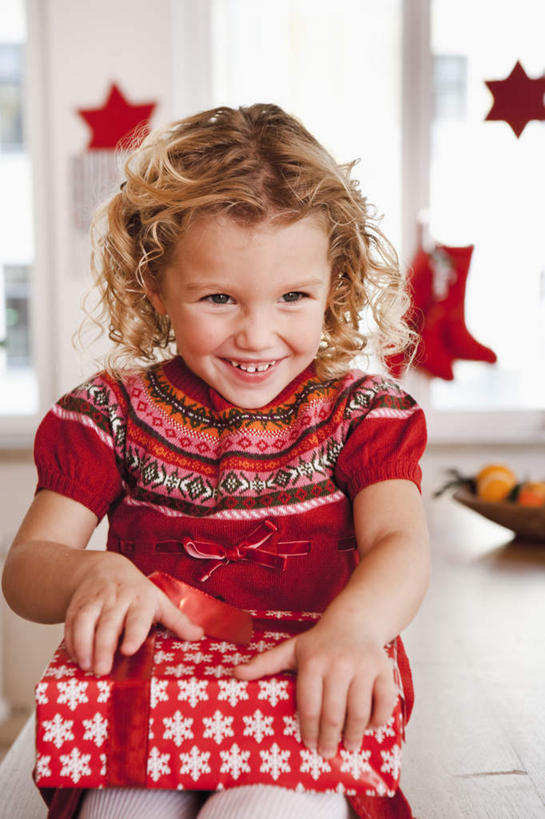 西方人,儿童,一个人,坐,笑,微笑,露齿笑,竖图,室内,白天,正面,纯洁,窗户,花瓶,礼盒,礼物,欧洲,圣诞节,欧洲人,仅一个女性,仅一个人,握,服装,节日,朦胧,模糊,庆祝,盛开,瓷砖,地砖,丝绸,丝带,纸盒,墙,缎带,地面,拿,花蕾,拿着,注视,休闲装,文化,玻璃窗,墙壁,墙面,玻璃制品,绸带,盒子,花,花瓣,花朵,鲜花,小孩,衣服,包装盒,玻璃瓶,瓶子,礼品盒,花苞,花蕊,低头,观察,看,仅一个小孩,庆典,休闲,休闲服,可爱,童年,童趣,握着,服饰,礼品,观看,纪念,察看,关注,童真,烂漫,无邪,垂头,天真,女孩,女人,女性,白种人,孩子,坐着,半身,彩图,女生