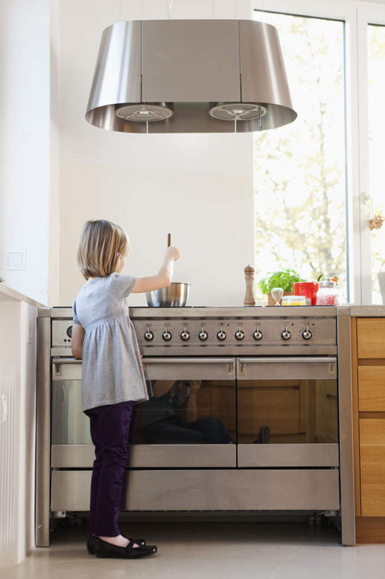 西方人,儿童,一个人,站,举,竖图,室内,白天,烹饪,纯洁,厨房,窗户,厨具,金属制品,欧洲,欧洲人,仅一个女性,仅一个人,握,服装,朦胧,模糊,金属,锅子,水槽,水龙头,墙,拿,拿着,注视,休闲装,水斗,锅,开关,玻璃窗,墙壁,墙面,小孩,背面,衣服,蓝色,打开,观察,看,托,站着,仅一个小孩,休闲,休闲服,可爱,童年,童趣,握着,服饰,锅具,观看,阀门,察看,开启,关注,童真,烂漫,无邪,烹饪用具,水咀,天真,女孩,女人,女性,白种人,孩子,烹调用具,举起,举手,举着,烹调,向上举,向上伸,向上托,站立,彩图,全身,灶间,女生