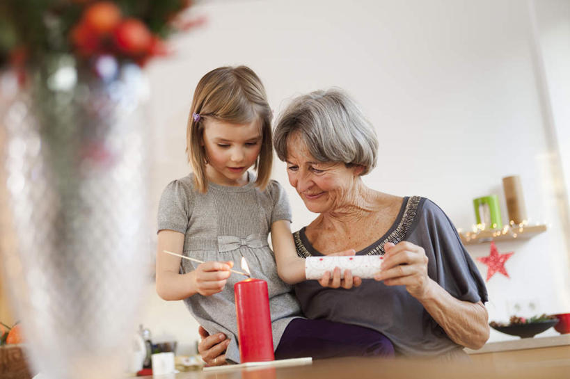 西方人,儿童,老年人,两个人,家庭,祖母,坐,笑,微笑,露齿笑,横图,室内,白天,正面,纯洁,桌面,桌子,花瓶,蜡烛,欧洲,欧洲人,握,阴影,服装,朦胧,模糊,盛开,光线,木制,火焰,影子,烛光,墙,燃烧,拿,花蕾,拿着,注视,休闲装,墙壁,墙面,玻璃制品,花,花瓣,花朵,鲜花,一个,小孩,衣服,红色,白色,玻璃瓶,木制品,瓶子,花苞,花蕊,低头,点燃,观察,看,靠,靠着,休闲,温暖,温馨,一家人,休闲服,可爱,童年,童趣,搭,握着,服饰,奶奶,单个,观看,祖孙,和睦,察看,搭着,关注,童真,烂漫,无邪,外婆,外孙女,外祖母,垂头,天真,老年女性,女孩,女人,女性,白种人,孩子,孙女,坐着,半身,彩图,融洽,女生