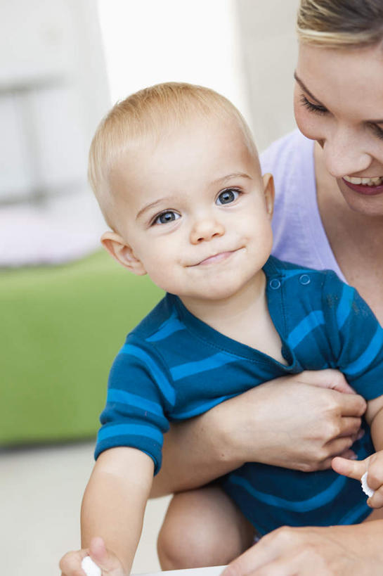 婴儿,儿童,中年人,两个人,家庭,母亲,蹲,抱,笑,微笑,露齿笑,竖图,室内,白天,正面,纯洁,床,卧室,服装,墙,双人床,床单,注视,休闲装,被子,墙壁,墙面,小孩,衣服,蓝色,绿色,低头,观察,看,休闲,温暖,温馨,一家人,休闲服,可爱,母爱,童年,童趣,服饰,活泼,抱着,观看,和睦,察看,被单,搂着,关注,宝宝,童真,纯真,烂漫,无邪,垂头,母婴,伶俐,天真,女人,女性,中年女性,孩子,蹲着,怀抱,搂,搂抱,相抱,拥抱,半身,彩图,睡房,卧房,融洽