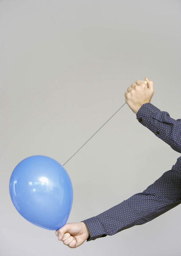 西方人,手,一个人,站,竖图,室内,特写,白天,侧面,欧洲,欧洲人,双手,仅一个男性,仅一个人,仅一个中年男性,一根,握,咬,灰色背景,服装,装饰,塑料,拿,拿着,休闲装,一个,衣服,蓝色,气球,绳子,塑料制品,站着,休闲,手部,休闲服,橡胶,握着,摄影,服饰,影棚,单个,绳索,华丽,修饰,点缀,咬着,橡胶制品,衬托,美观,雅致,雅观,男人,男性,中年男性,白种人,站立,半身,彩图,影棚拍摄,拍摄