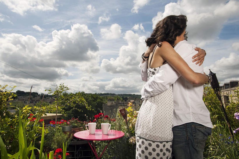 西方人,中年人,两个人,家庭,夫妻,家,站,抱,横图,室外,白天,侧面,爱情,草地,草坪,山,山脉,植物,桌面,桌子,杯子,椅子,吊带,欧洲,欧洲人,阴影,服装,盛开,光线,木制,影子,陶瓷,房屋,墙,屋子,山峰,云,云朵,陶瓷制品,山峦,浪漫,花蕾,云彩,吊带衫,楼房,墙壁,墙面,住宅,草,花,花瓣,花朵,鲜花,树,树木,两个,衣服,蓝色,绿色,白色,白云,蓝天,天空,阳光,自然,马克杯,木制品,水杯,群山,天,花苞,花蕊,站着,温暖,温馨,一家人,恩爱,恋人,服饰,生长,晴朗,成长,抱着,和睦,搂着,衣着,穿着,衣饰,男人,男性,女人,女性,中年男性,中年女性,白种人,夫妇,情侣,晴空,怀抱,搂,搂抱,相抱,拥抱,站立,半身,彩图,房子,伴侣,融洽