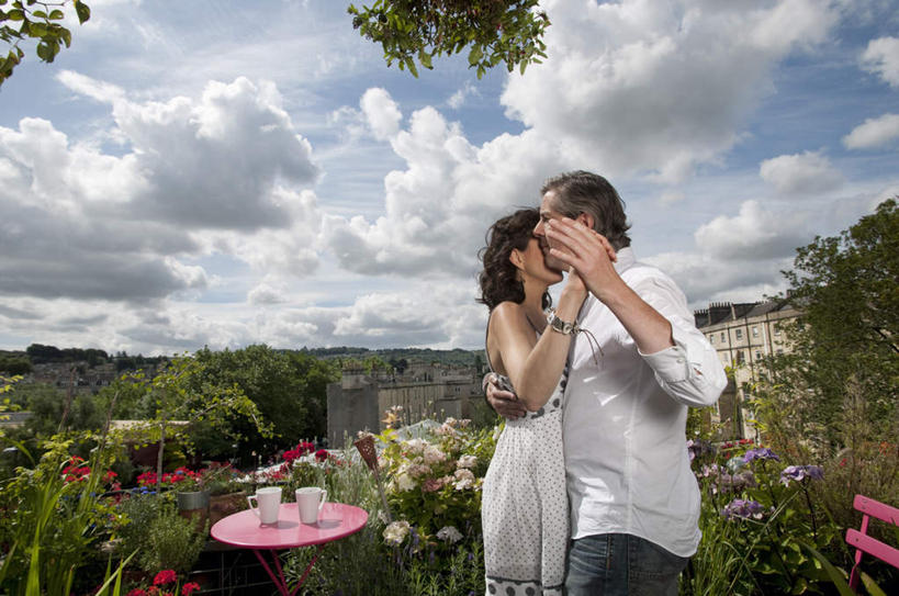 西方人,中年人,两个人,家庭,夫妻,家,站,握手,笑,微笑,露齿笑,横图,室外,白天,侧面,爱情,跳舞,草地,草坪,山,山脉,植物,桌面,桌子,杯子,椅子,吊带,欧洲,欧洲人,阴影,服装,盛开,光线,木制,影子,陶瓷,房屋,墙,屋子,山峰,云,云朵,陶瓷制品,山峦,浪漫,花蕾,云彩,注视,吊带衫,楼房,墙壁,墙面,住宅,草,花,花瓣,花朵,鲜花,树,树木,两个,衣服,蓝色,绿色,白色,白云,蓝天,天空,阳光,自然,马克杯,木制品,水杯,群山,天,花苞,花蕊,观察,看,站着,温暖,温馨,一家人,恩爱,恋人,服饰,生长,晴朗,成长,观看,和睦,察看,衣着,穿着,关注,舞姿,衣饰,男人,男性,女人,女性,中年男性,中年女性,白种人,夫妇,情侣,晴空,搀手,拉手,手搀手,手拉手,手牵手,手握手,站立,半身,彩图,舞蹈,房子,伴侣,融洽