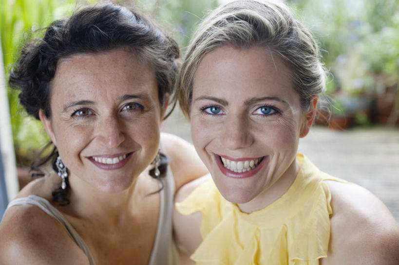 西方人,脸,头,脸颊,两个人,伙伴,朋友,笑,微笑,露齿笑,横图,俯视,室内,特写,白天,友谊,植物,地板,欧洲,欧洲人,阴影,服装,朦胧,模糊,光线,盆栽,影子,盆景,地面,注视,休闲装,肩膀,木地板,装饰品,衣服,绿色,阳光,自然,耳环,饰品,首饰,观察,看,靠,靠着,休闲,休闲服,服饰,生长,成长,观看,察看,关注,耳饰,友情,女人,女性,中年女性,白种人,头部,脸部,脸蛋,面部,半身,彩图,高角度拍摄