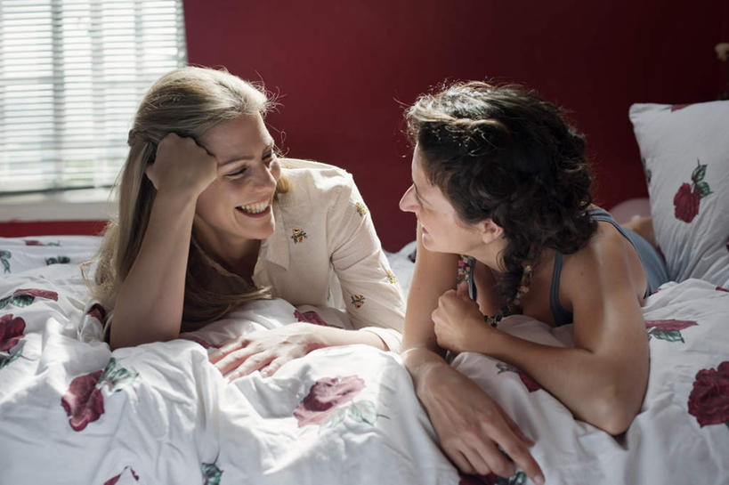 西方人,两个人,伙伴,朋友,躺,笑,微笑,露齿笑,横图,室内,白天,正面,友谊,窗户,床,靠垫,卧室,欧洲,欧洲人,撑,睡衣,服装,墙,双人床,床单,靠枕,扭头,注视,被子,玻璃窗,相视,墙壁,墙面,衣服,红色,垫子,枕头,观察,看,趴着,转头,面对面,服饰,观看,对视,察看,撑着,被单,互视,衣着,穿着,关注,相对,相看,寝衣,衣饰,卧着,友情,年轻女性,女人,女性,白种人,趴,躺着,卧,彩图,全身,睡房,卧房