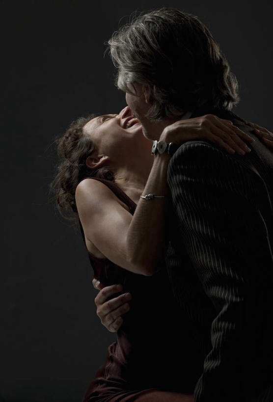 西方人,中年人,两个人,家庭,夫妻,站,抱,竖图,室内,白天,侧面,衬衫,晚礼服,西装,爱情,跳舞,欧洲,欧洲人,一条,黑色背景,套装,服装,正装,时间,时钟,手表,领带,浪漫,计时,注视,休闲装,职业装,衣服,钟表,观察,看,站着,休闲,温暖,温馨,一家人,休闲服,表,恩爱,搭,恋人,摄影,服饰,影棚,抱着,观看,腕表,和睦,察看,搂着,搭着,关注,舞姿,男人,男性,女人,女性,中年男性,中年女性,白种人,夫妇,情侣,钟,搂,搂抱,抬头,仰头,站立,半身,彩图,影棚拍摄,衬衣,晚宴服,舞会服,洋服,洋装,夜礼服,拍摄,舞蹈,伴侣,融洽