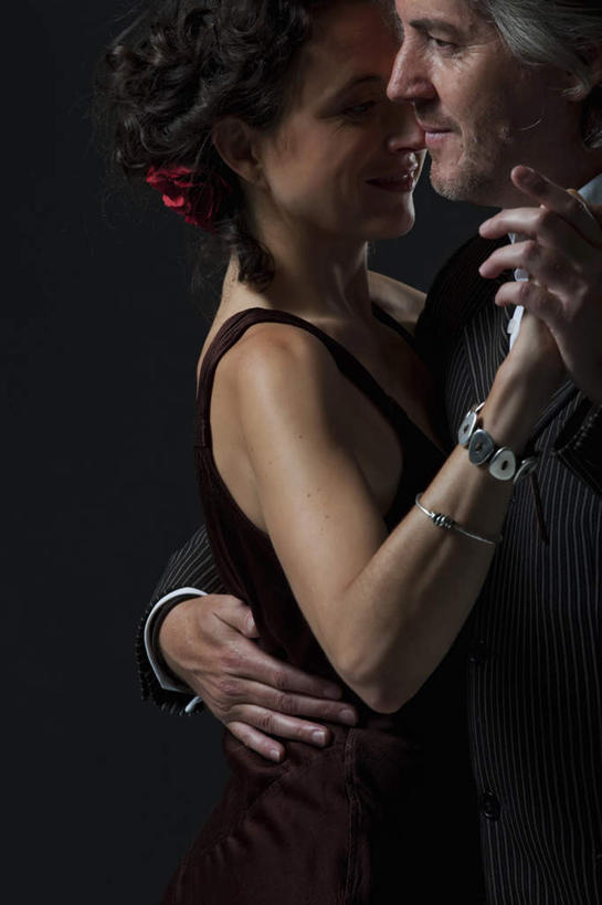 西方人,中年人,两个人,家庭,夫妻,站,握手,抱,笑,微笑,竖图,室内,白天,侧面,衬衫,晚礼服,西装,爱情,跳舞,欧洲,欧洲人,一条,黑色背景,套装,服装,正装,时间,时钟,手表,领带,浪漫,计时,注视,休闲装,职业装,衣服,钟表,观察,看,站着,休闲,温暖,温馨,一家人,休闲服,表,恩爱,恋人,摄影,服饰,影棚,抱着,观看,腕表,和睦,察看,搂着,关注,舞姿,男人,男性,女人,女性,中年男性,中年女性,白种人,夫妇,情侣,钟,搀手,拉手,搂,搂抱,手搀手,手拉手,手牵手,手握手,站立,半身,彩图,影棚拍摄,衬衣,晚宴服,舞会服,洋服,洋装,夜礼服,拍摄,舞蹈,伴侣,融洽