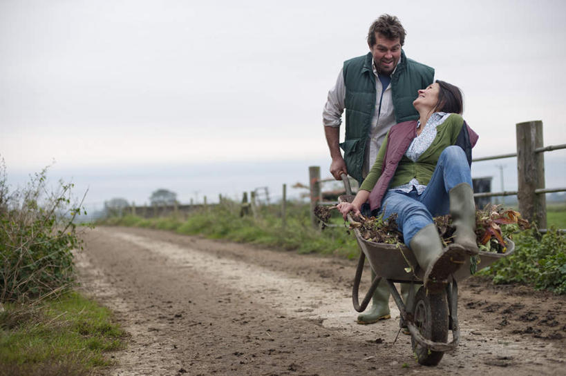 西方人,中年人,两个人,家庭,夫妻,栏杆,坐,走,笑,微笑,露齿笑,横图,室外,白天,正面,爱情,草地,草坪,植物,道路,路,欧洲,欧洲人,一辆,握,阴影,服装,光线,影子,云,云朵,围栏,小路,交通,浪漫,拿,云彩,拿着,扭头,注视,休闲装,护栏,相视,车,草,树,树木,衣服,蓝色,绿色,白云,蓝天,天空,阳光,自然,手推车,交通工具,天,观察,看,转头,休闲,温暖,温馨,一家人,面对面,休闲服,恩爱,握着,恋人,服饰,独轮车,生长,晴朗,成长,观看,对视,和睦,察看,互视,关注,载具,相对,相看,男人,男性,女人,女性,中年男性,中年女性,白种人,夫妇,情侣,晴空,步行,散步,走路,坐着,彩图,全身,伴侣,融洽