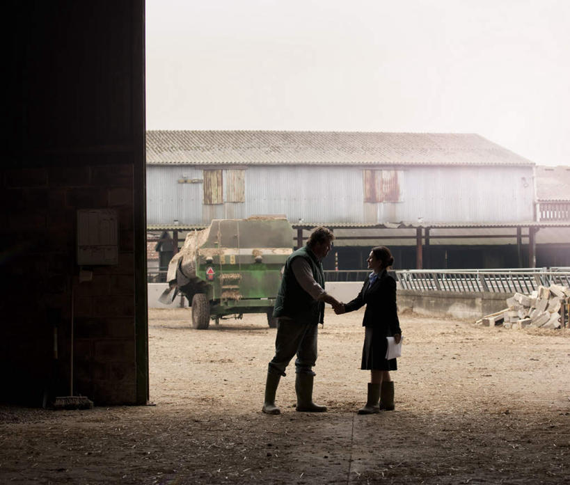 西方人,两个人,伙伴,朋友,商务人士,商务女性,栏杆,站,握手,横图,室外,白天,侧面,友谊,合作,团队,卡车,欧洲,欧洲人,一辆,握,套装,服装,墙,围栏,干草,集装箱,背光,拿,拿着,注视,休闲装,护栏,墙壁,墙面,衣服,草垛,观察,看,站着,休闲,休闲服,战略,握着,服饰,集装箱车,观看,合同,货车,变更,察看,关注,商务装,协议,逆光,货运车,工薪阶层,联合,合谋,设立,终止,干草垛,配合,协作,男人,男性,女人,女性,中年男性,中年女性,白种人,白领,上班族,载重汽车,搀手,拉手,手搀手,手拉手,手牵手,手握手,站立,彩图,全身