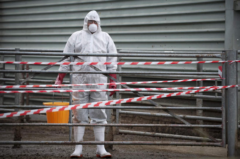 西方人,一个人,栏杆,站,横图,室外,白天,正面,工作服,制服,安全,欧洲,欧洲人,仅一个男性,仅一个人,仅一个中年男性,握,朦胧,模糊,分离,桶,塑料,围栏,防护,过滤,拿,分开,拿着,注视,护栏,一个,黄色,白色,口罩,容器,手套,塑料制品,观察,看,站着,隔断,握着,遮掩,单个,观看,储藏,保护,隔离,塑料桶,察看,卫生,掩盖,遮挡,储存,封闭,关注,净化,间隔,保险,防护服,预防,隔离服,警戒线,无菌服,遮盖,防尘,封锁线,保全,周全,安稳,安定,防护手套,掩饰,断绝,隔开,屏蔽,屏绝,远离,中断,阻遏,阻隔,工作制服,封锁,平安,男人,男性,中年男性,白种人,站立,彩图,全身,工作套服,防静电工装,隔工作服,洁净工装,洁净工作服,净化服,无尘工作服,无尘衣,贮存