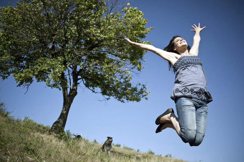 西方人,一个人,跳,举,伸展双臂,横图,室外,白天,仰视,草地,草坪,山,山脉,植物,吊带,欧洲,欧洲人,仅一个年轻女性,仅一个女性,仅一个人,阴影,服装,裤子,光线,影子,山峰,山峦,吊带衫,牛仔裤,草,树,树木,衣服,蓝色,绿色,蓝天,天空,阳光,自然,群山,天,托,抬脚,服饰,生长,晴朗,成长,衣着,穿着,万里无云,衣饰,年轻女性,女人,女性,白种人,晴空,晴空万里,敞开双臂,举起,举手,举着,伸开双臂,抬头,跳跃,向上举,向上伸,向上托,仰头,展开双肩,张开手臂,张开双臂,彩图,低角度拍摄,全身
