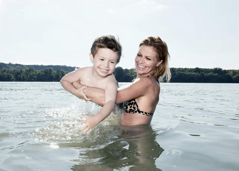 西方人,儿童,中年人,两个人,家庭,母亲,儿子,站,抱,笑,微笑,露齿笑,横图,室外,白天,正面,泳装,比基尼,纯洁,河流,山,山脉,水,植物,欧洲,欧洲人,阴影,光线,影子,河水,山峰,水流,云,云朵,山峦,云彩,注视,裸露,树,树木,小孩,蓝色,绿色,白云,蓝天,天空,阳光,自然,群山,天,观察,看,站着,温暖,温馨,母子,一家人,可爱,母爱,童年,童趣,抬脚,生长,晴朗,成长,抱着,观看,和睦,察看,搂着,关注,裸,童真,烂漫,无邪,天真,男孩,女人,女性,中年女性,白种人,孩子,晴空,搂,搂抱,站立,半身,彩图,三点式,泳衣,融洽,男生